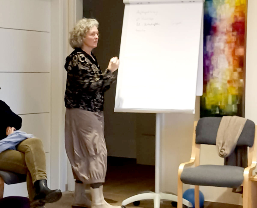 Uli Michel steht vor einem Flipchart